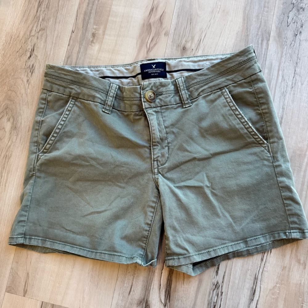 American Eagle Midi Green Khaki Shorts - Picture 2 of 4